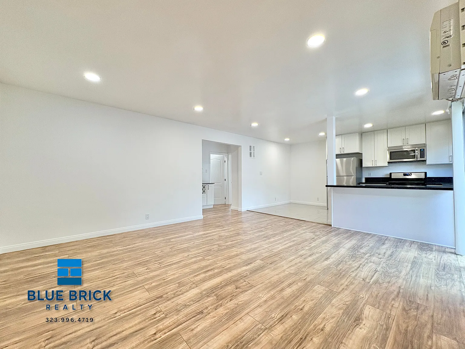 Desirable 2-Bedroom with Private Balcony Near Beverly Grove — Photo 1
