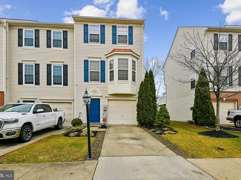 1st image of 821 Croggan Cres