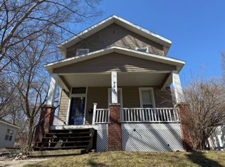 Updated, spacious 2 bedroom, 1 bathroom first floor apartment in the transforming Belknap neighbo..., Grand Rapids, MI 49503
