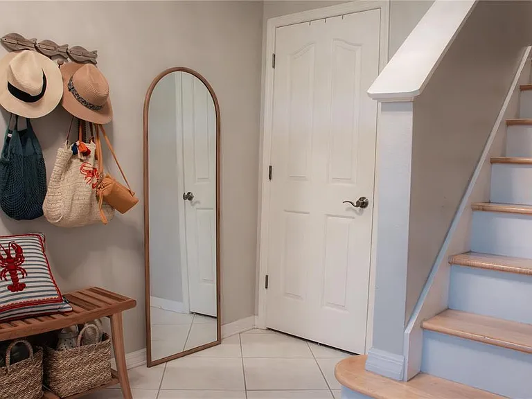 3033 Pointeview Dr — Photo 2