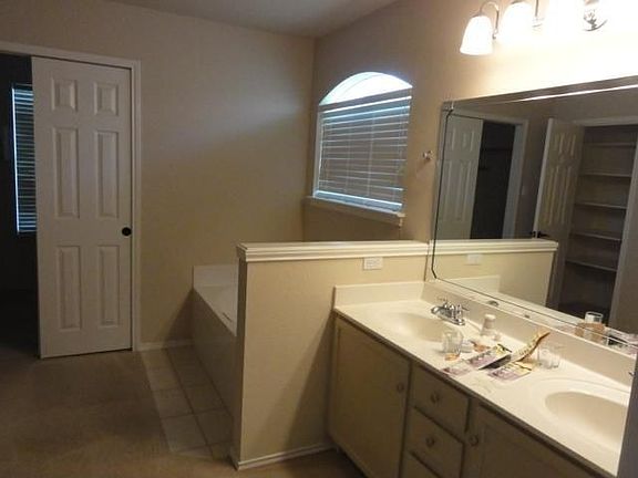 5th image of 4226 Kingsburg Dr