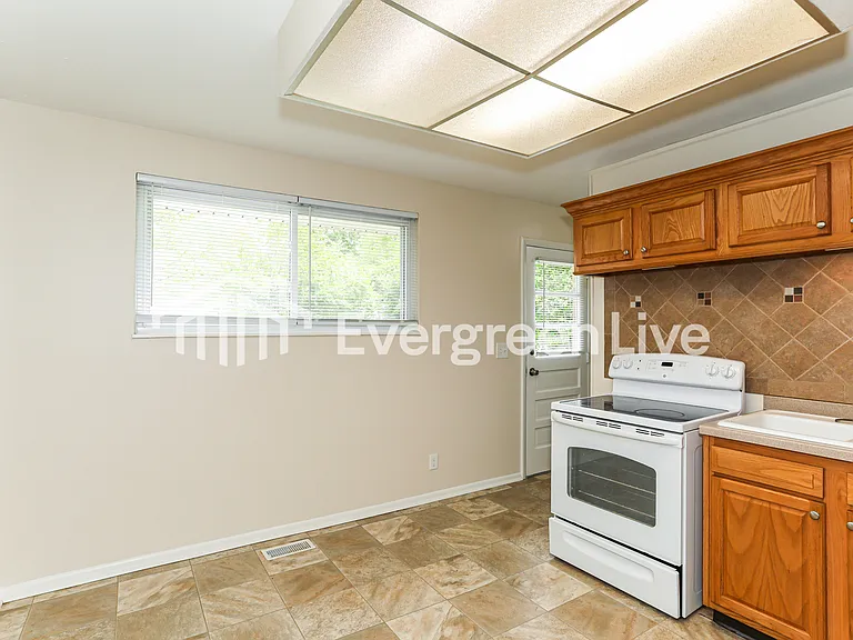 10728 Valiant Dr — Photo 7