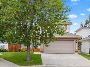 152 E Douglas Glen Mews SE, Calgary, AB T2Z 2M9