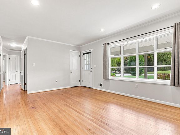 5th image of 9902 Evergreen Ave