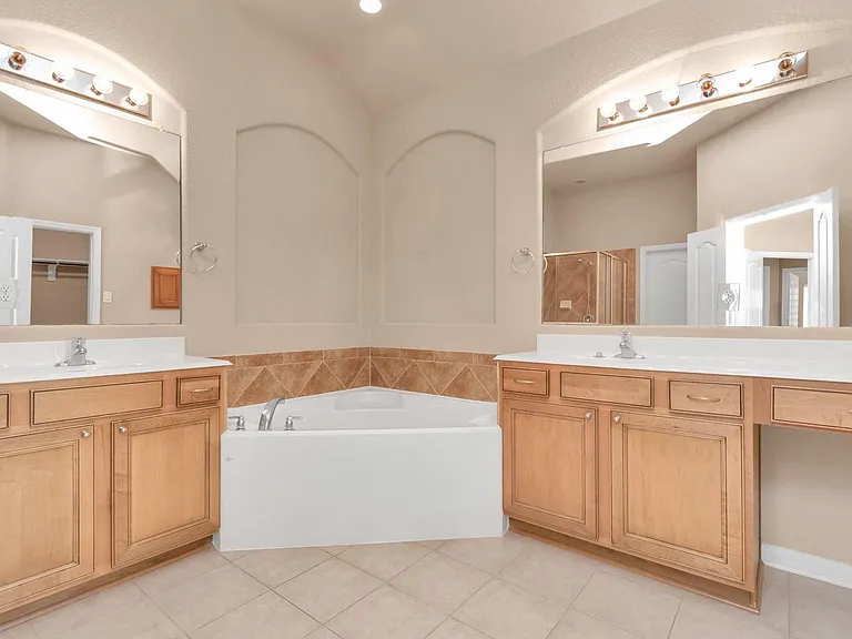 6630 Larocke Trl — Photo 32