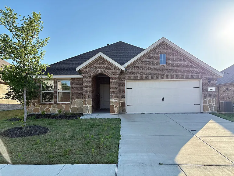 610 Union Dr — Photo 2