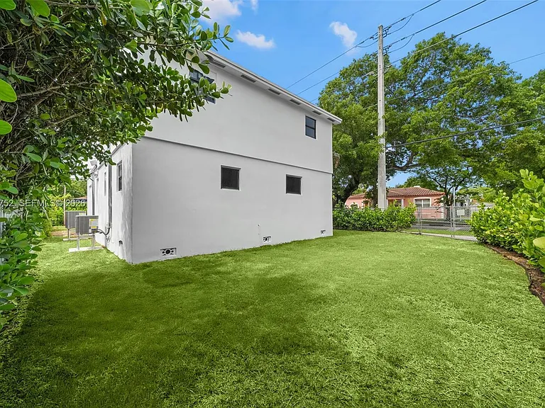4746 NW 10th Ave — Photo 39