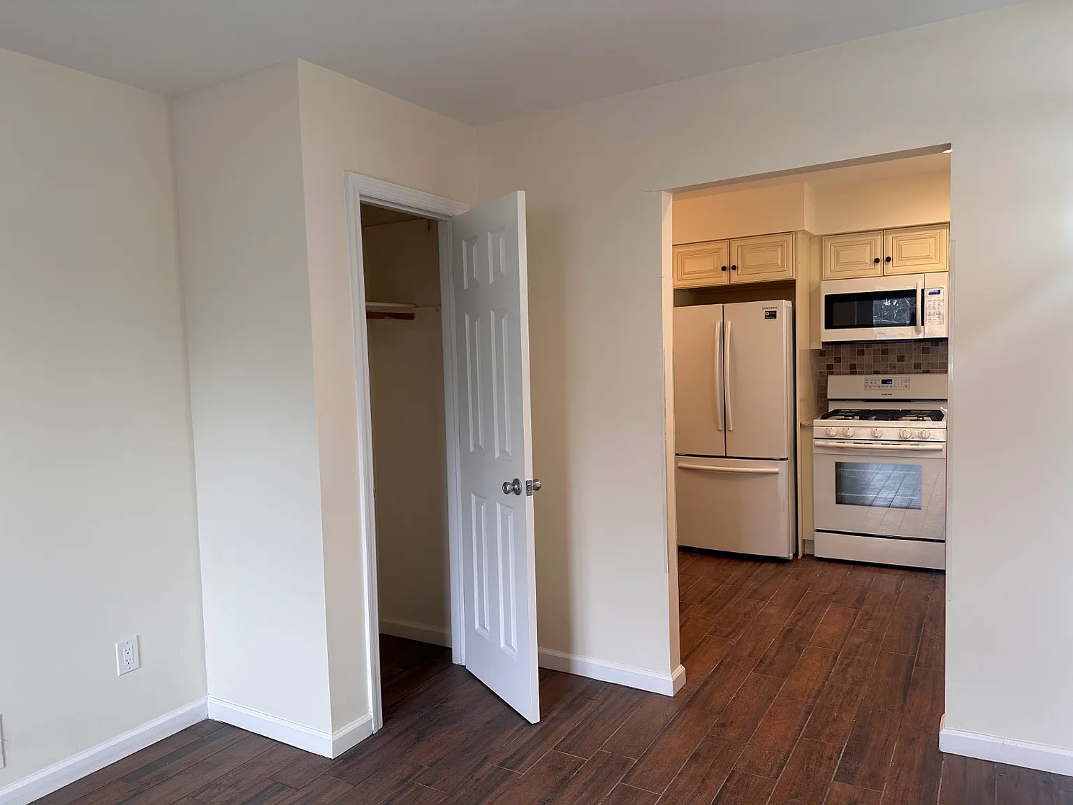 2 bed, 1000 sqft, $2,400 — Photo 4