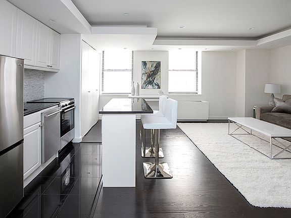 2nd image of 150 W 51st St APT 901