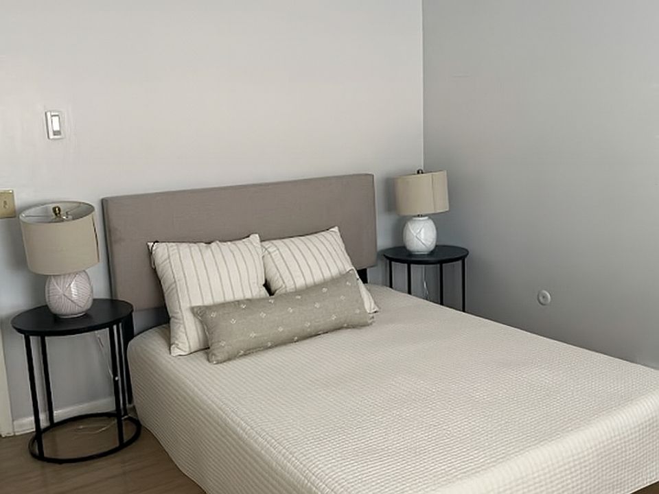 Unit 4: Primary Bedroom - 1st view