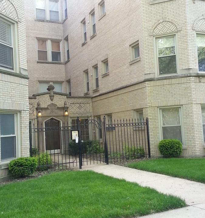 Vintage Courtyard. Front unit!