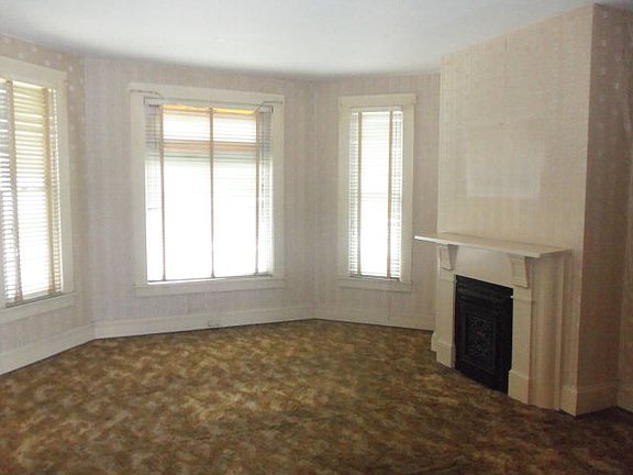 4th image of 125 E 3rd St