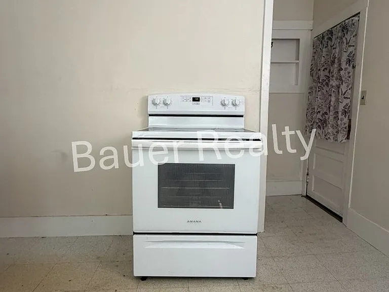 728 W 10th St — Photo 11