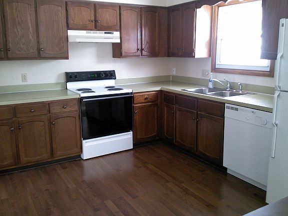 Eat-in kitchen w/appliances
