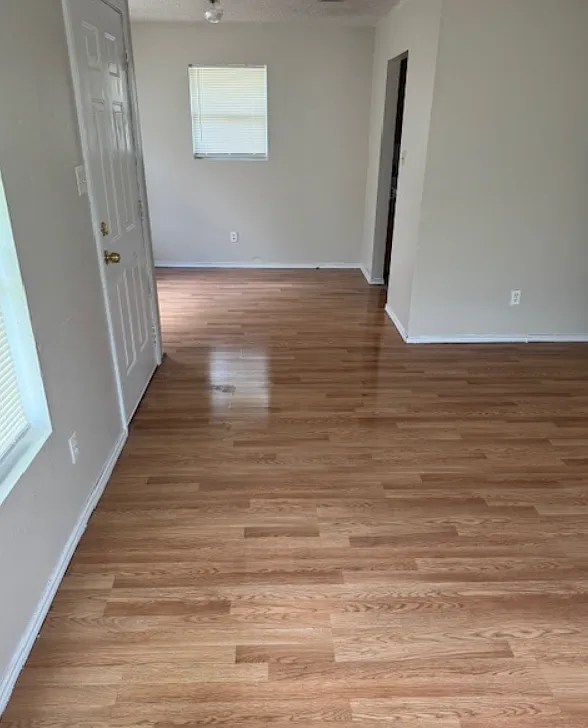 3 bed, 2.0 bath, 1048 sqft, $1,100 — Photo 3