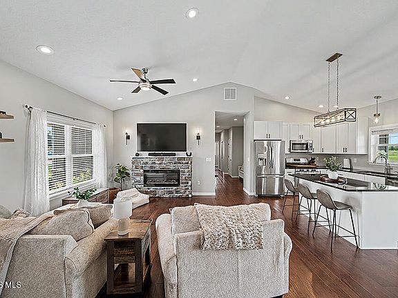 4th image of 844 Autumn Ave