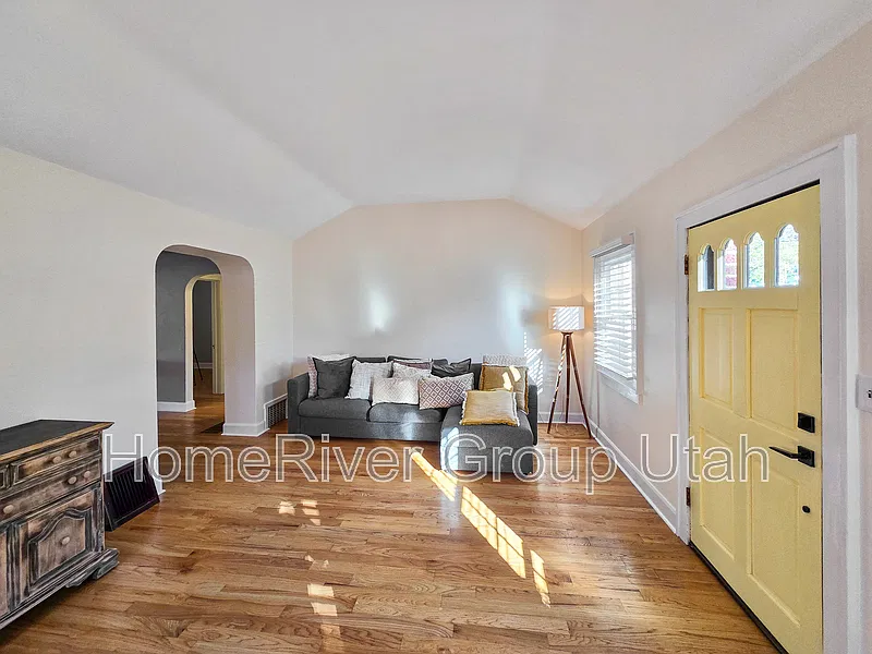 3 bed, 2.0 bath, 988 sqft, $2,200 — Photo 4