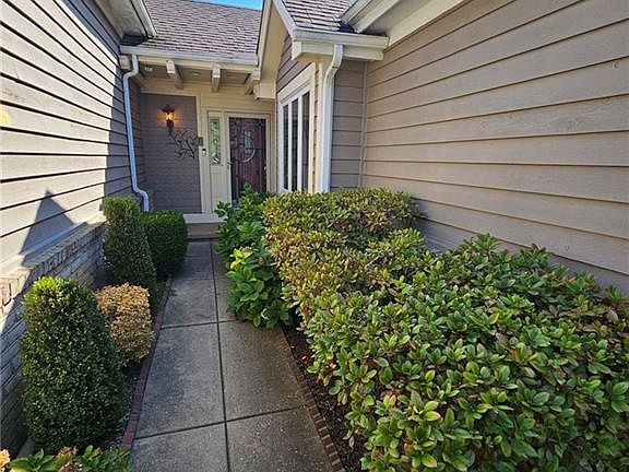 4th image of 2422 Manoa Ln