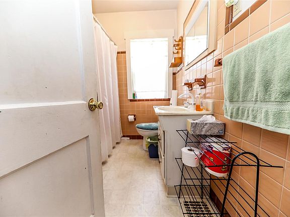 5th image of 2614 Benton St