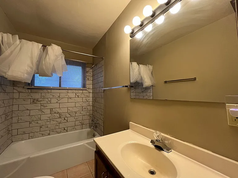 224 Bates Ave — Photo 11