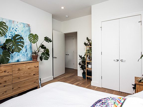 5th image of 818 Lexington Ave #6R
