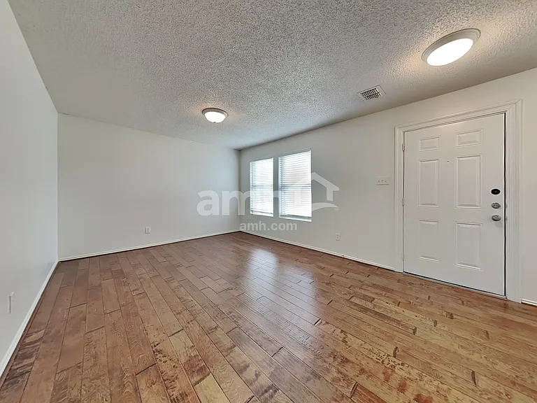 1528 Englewood Dr — Photo 7