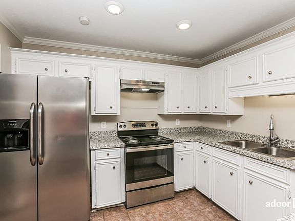 2nd image of 933 Mountain Crest Dr