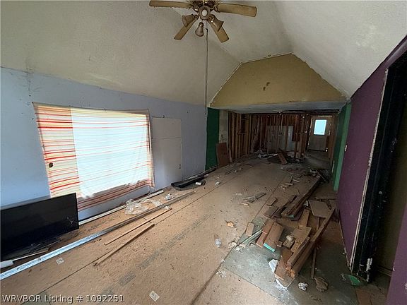 5th image of 850 E 5th St