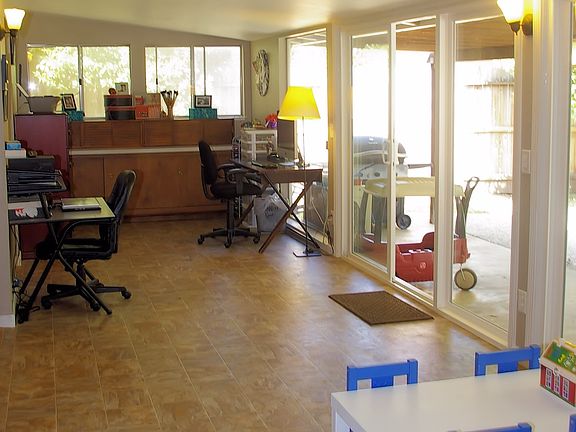 4th image of 215 Maedell Way