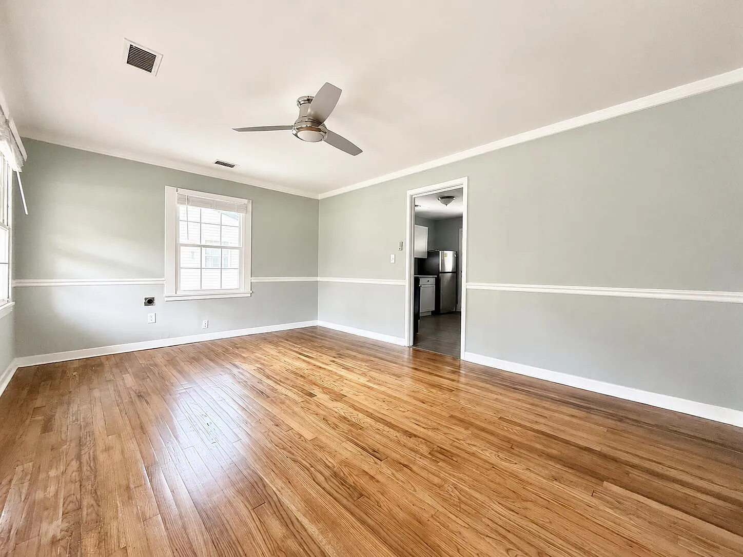 3 bed, 1.0 bath, 925 sqft, $1,900 — Photo 3