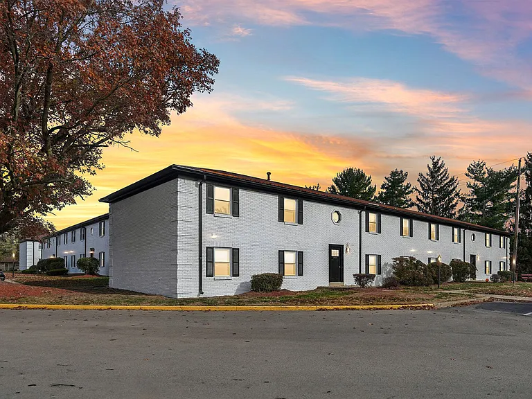 Charleston Square Apartments — Photo 1