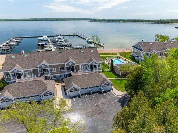 6040 Pine Lake Club Dr, Charlevoix, MI 49720
