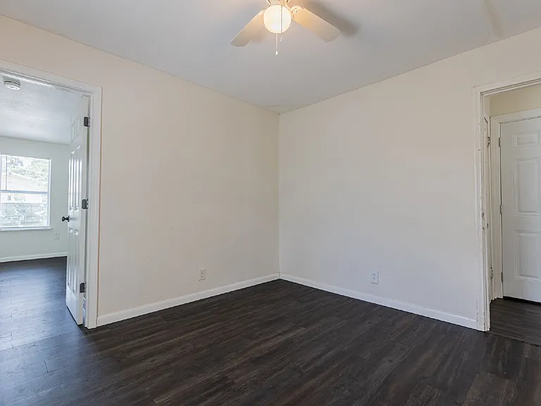 534 Walton Ave — Photo 16