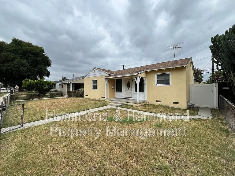 18003 Saticoy St — Photo 2