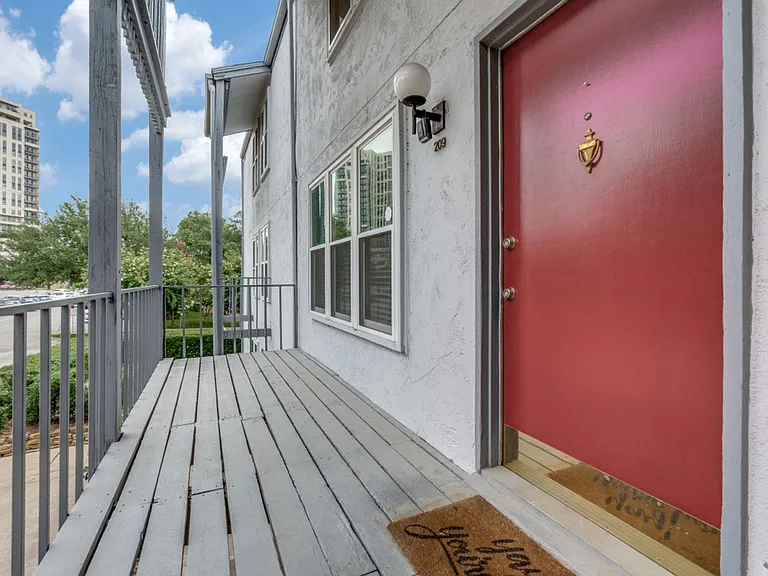 3827 Gilbert Ave #209 — Photo 12