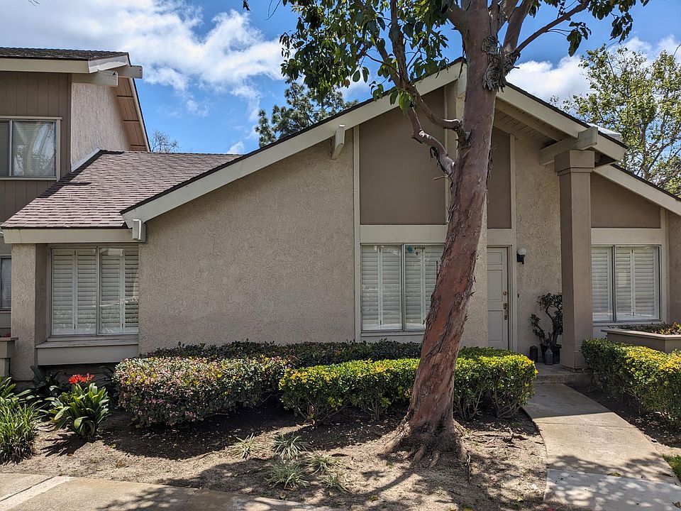 Single-level dwelling, end-unit, 1 shared wall.