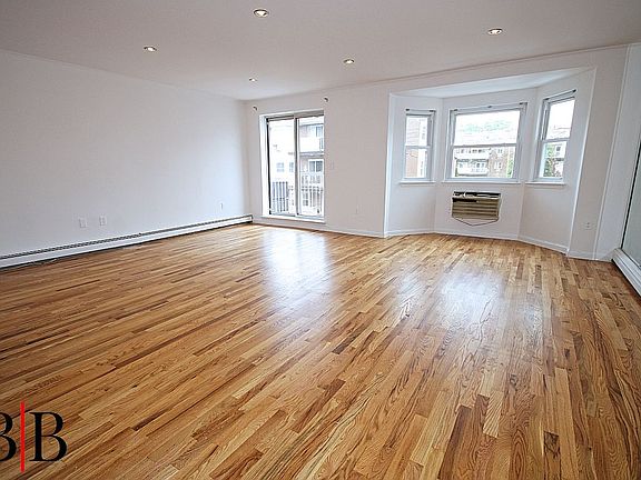 4th image of 18 Cove Ln #7B