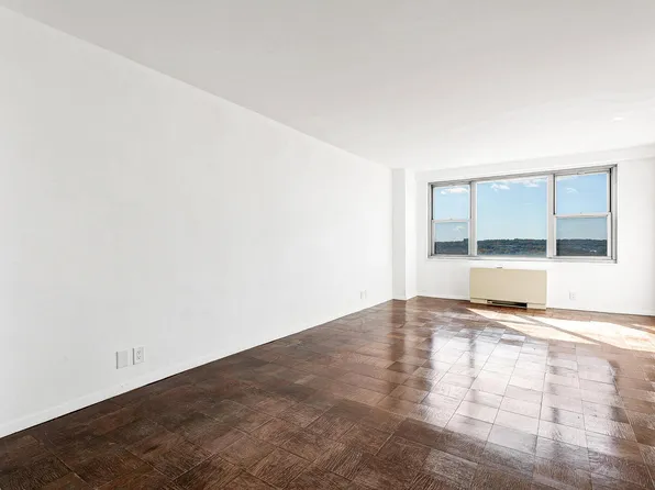 70-25 Yellowstone Boulevard image 8 of 29