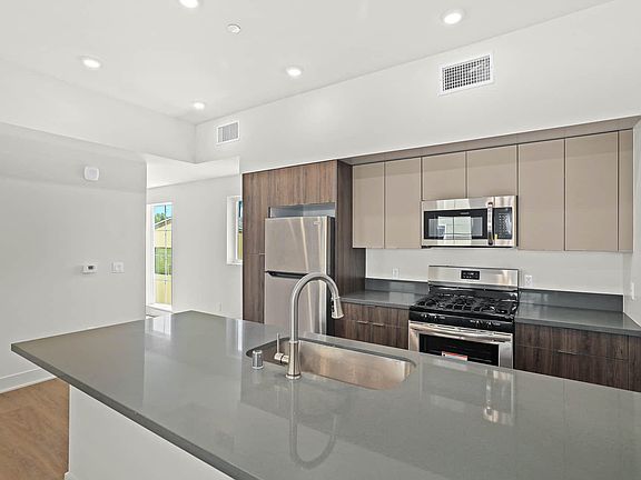 4th image of 840 N Fair Oaks Ave #105
