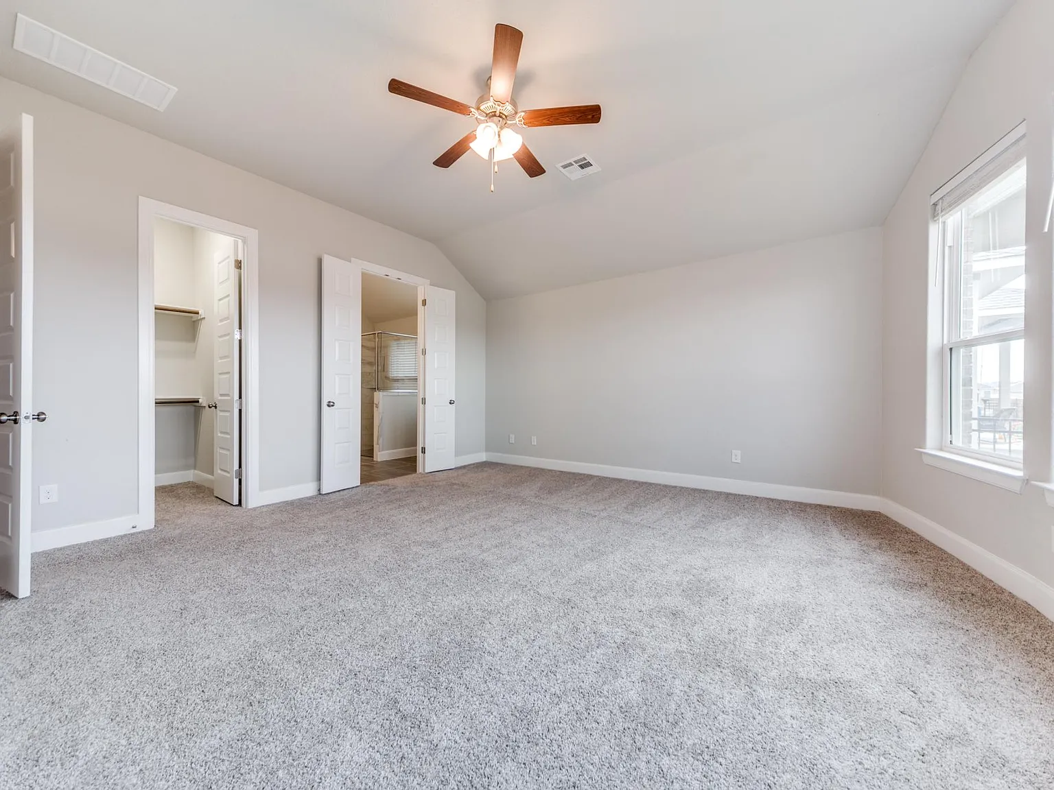 4 bed, 2233 sqft, $3,200 — Photo 4