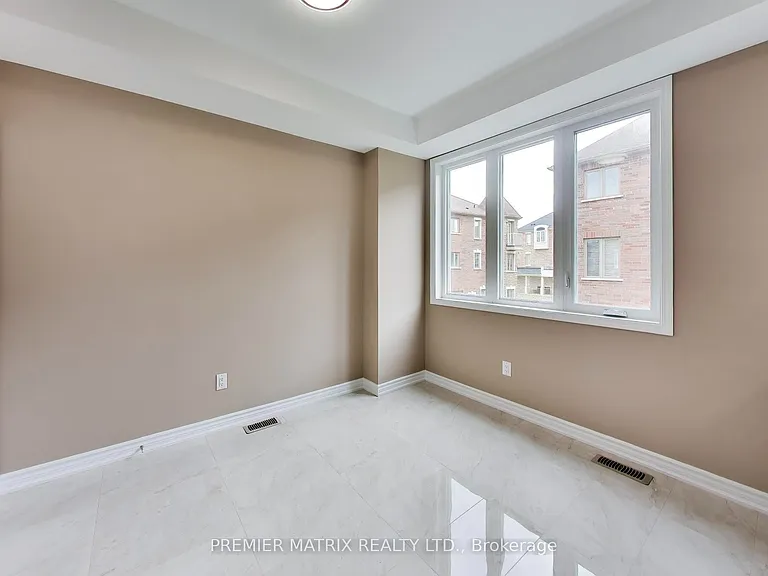 37 Shiff Cres — Photo 12