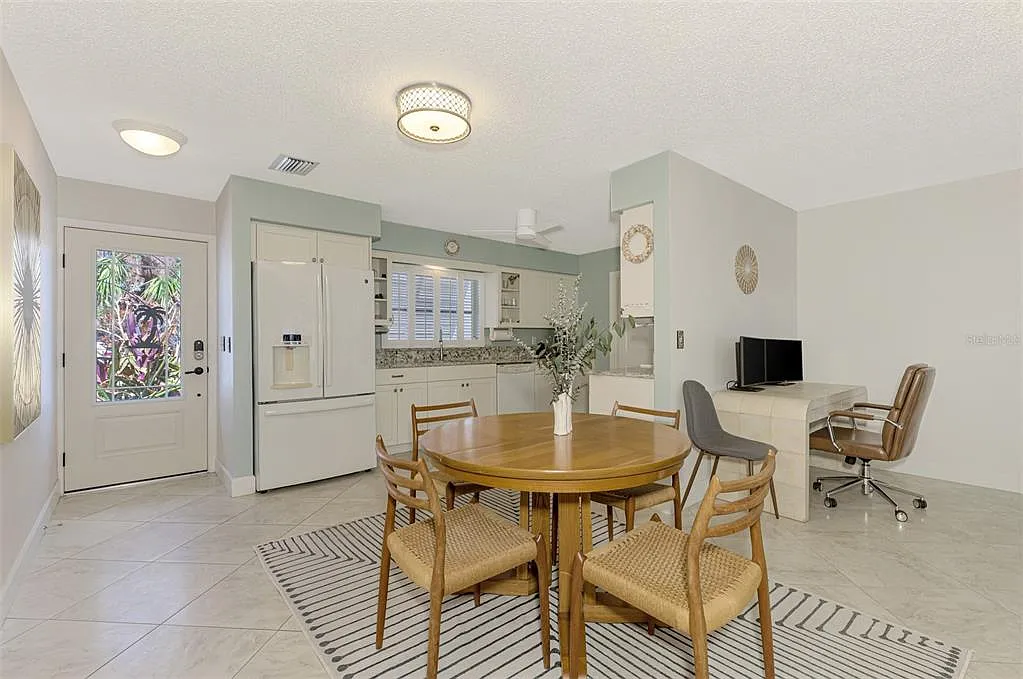 2 bed, 2.0 bath, 1206 sqft, $5,800 — Photo 4