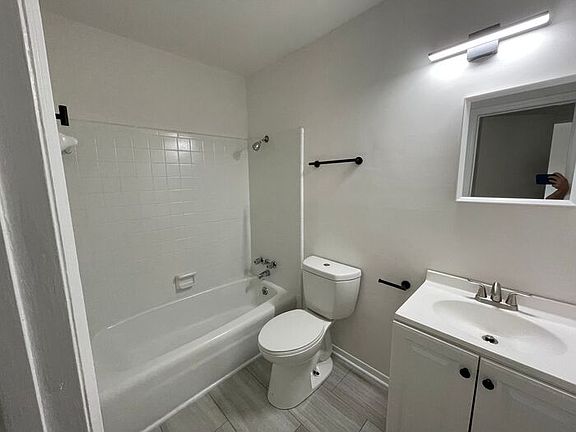 4th image of 409 Lily St #19