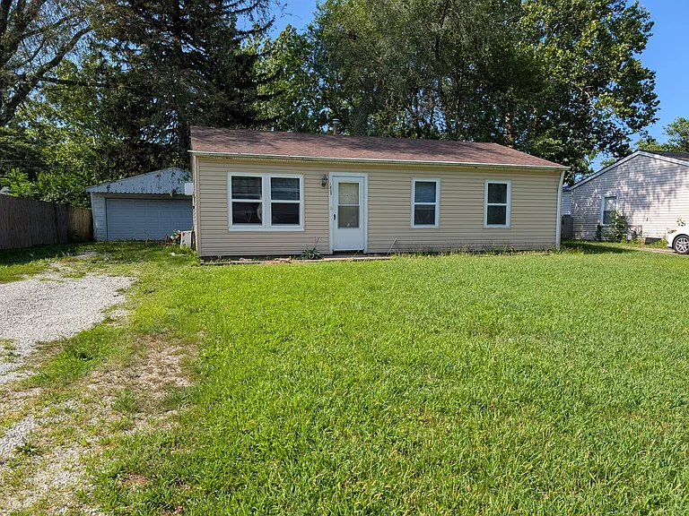 1805 Southwood Dr — Photo 1