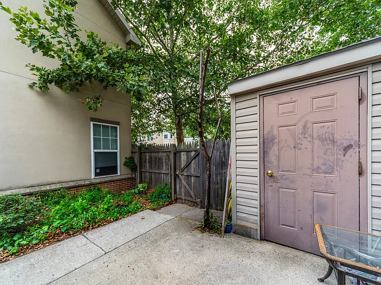 1318 Bainbridge St — Photo 14
