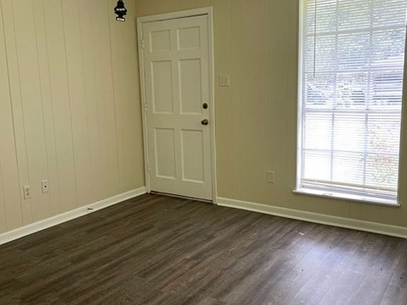 5th image of 300 Vanburen Dr