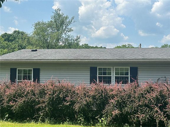 3rd image of 107 Rose Ln