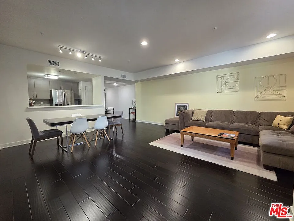 3 bed, 2.0 bath, 1370 sqft, $3,700 — Photo 4