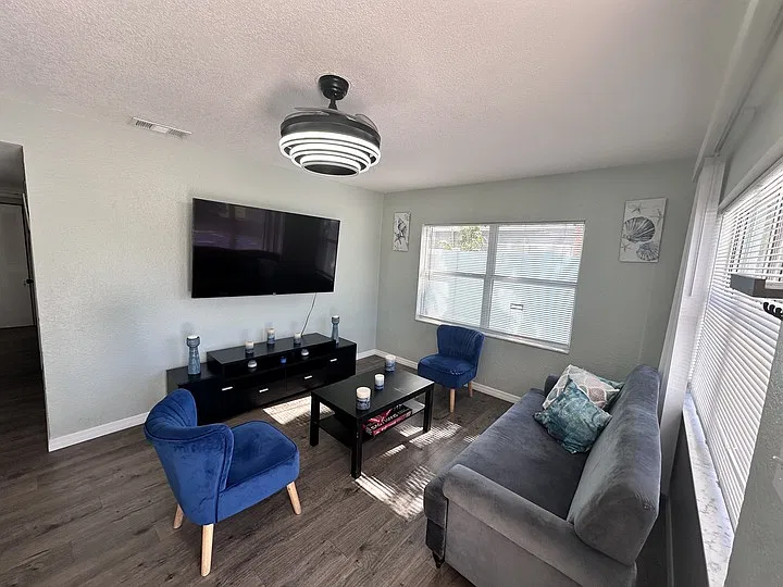 3 bed, 870 sqft, $2,550 — Photo 2