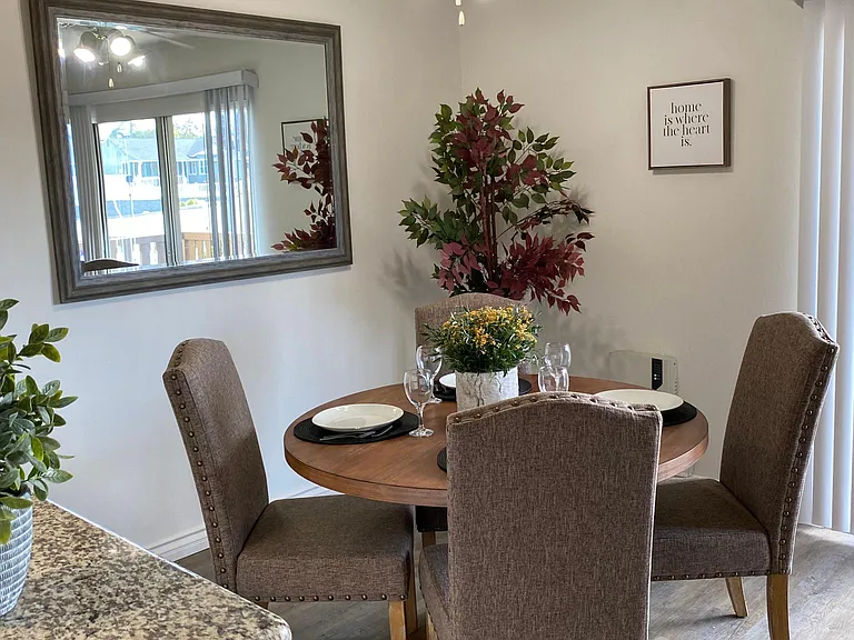 1 Bed - Dining Room